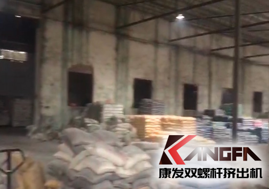 康發(fā)多年老客戶雙螺桿擠出機車間一角，有序生產(chǎn)，業(yè)務紅火！