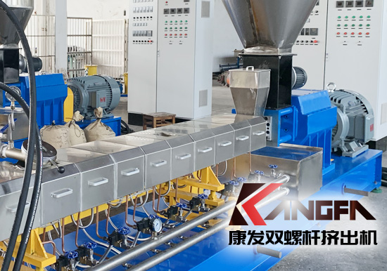 雙螺桿擠出機(jī)及擠出段螺棱表面金屬材料和機(jī)筒內(nèi)壁表面金屬之間的“接觸磨損”,我們也可以稱之為“匹配磨損”。相同金屬材質(zhì)之間的“接觸磨損”,在機(jī)筒和螺桿均采用滲氮鋼的材料制造,而且經(jīng)過(guò)相同的氮化處理工藝手段,其量化的“匹配磨損速率”顯然不容樂(lè)觀。