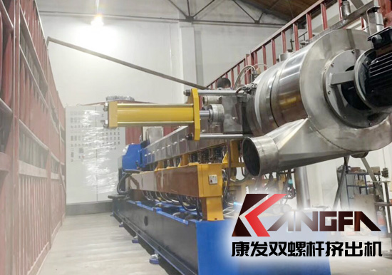 何為雙螺桿擠出機(jī)反應(yīng)擠出？反應(yīng)擠出是連續(xù)地將單體進(jìn)行聚合以及對現(xiàn)有聚合物進(jìn)行改性的工藝方法。是將傳統(tǒng)上分開操作的聚合物合成、改性及加工成型等聯(lián)合為一個整體工藝過程。