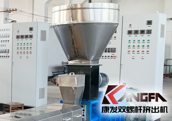 雙螺桿擠出機(jī)喂料系統(tǒng)定量加料、攪拌料斗料位控制特點(diǎn)。合理的方案設(shè)計(jì)，不僅滿足了系統(tǒng)的工藝要求，并且大大降低了工程制造及生產(chǎn)運(yùn)營(yíng)成本。