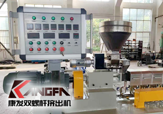 學校及實驗室用康發(fā)20型雙螺桿擠出機。該機型適用于學校及企事業(yè)單位高分子聚合物合成,混煉,配方研發(fā),擠出造粒,配合其他試驗儀器一起使用!康發(fā)20型雙螺桿擠出機好用、實用、價又實!暢銷高校及企業(yè)試驗室!