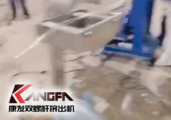 標(biāo)準65型雙螺桿擠出機出口設(shè)備帶料試機成功——PET拉條塑料擠出顆粒