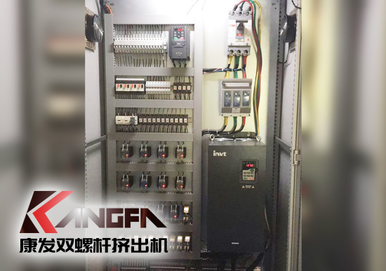 標準化全新雙螺桿擠出造粒機組非??煽坑行У脑O計理念,保證了擠出的可靠運行。高扭矩專用驅動系統,齒、軸為高強度合金鋼,滲碳、磨齒處理。