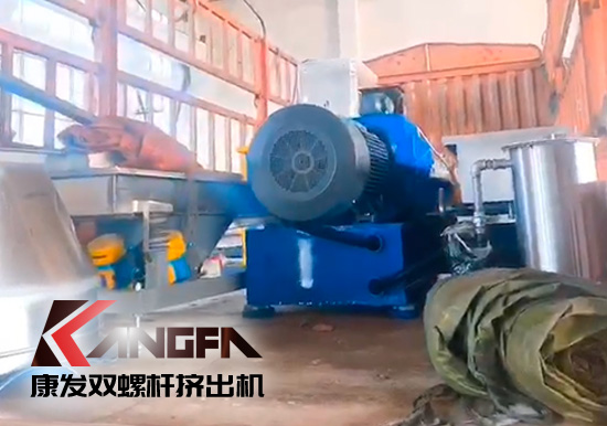 十一雙節(jié)長假前夕,康發(fā)65機(jī)D型箱雙螺桿擠出機(jī)組順利發(fā)貨!坐標(biāo)河北!