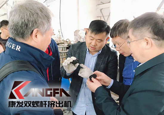 康發(fā)雙螺桿擠出機:研發(fā)新產(chǎn)品 環(huán)抱新業(yè)態(tài)——康發(fā)攜手中石化首席工程師新品研發(fā)中