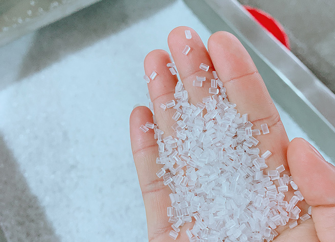 料子表面光滑，顆粒大小均勻。