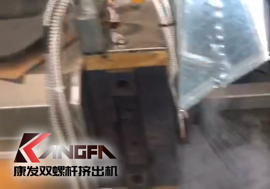延長設(shè)備使用壽命，提升客戶滿意度！康發(fā)加強(qiáng)對雙螺桿造粒機(jī)的維護(hù)包養(yǎng)工作