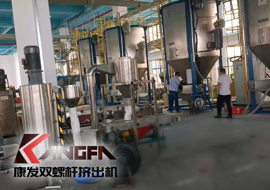 全過程自動化雙螺桿擠出機生產(chǎn)線！機械手可以大幅減少工人、提升效率、拉低成本、提高產(chǎn)品品質、提升工廠形象、安全性優(yōu)。
