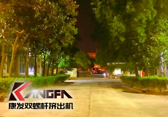總裝車間：眾志成城齊奮戰(zhàn) 全力以赴保發(fā)貨 確保雙螺桿擠出機(jī)設(shè)備按期交付至顧客手中。
