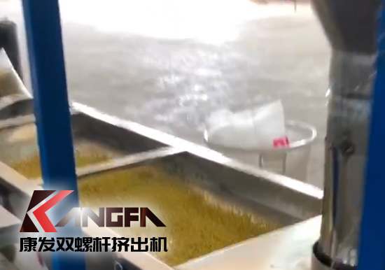 單、雙螺桿擠出機優(yōu)勢互補、高效率高產(chǎn)能！康發(fā)塑機JSH-75/180雙階式（雙螺桿/單螺桿）擠出機組試機!