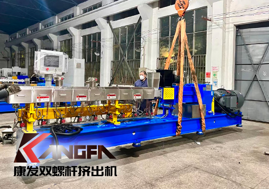 臨近年底,雙螺桿擠出機發(fā)貨忙,全力以赴為市場!