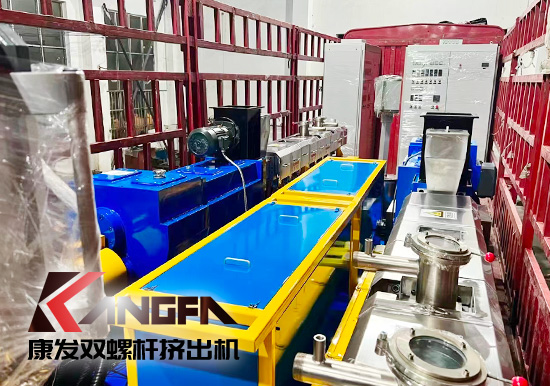 臨近年底,雙螺桿擠出機發(fā)貨忙,全力以赴為市場!