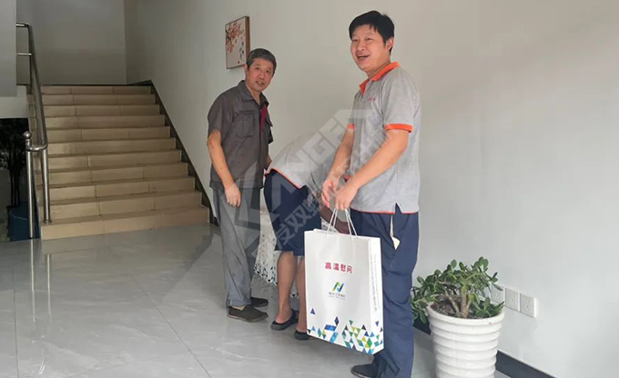 南京江北新區(qū)總工會深入康發(fā)雙螺桿擠出機(jī)一線開展“來高溫慰問”慰問活動(dòng)!