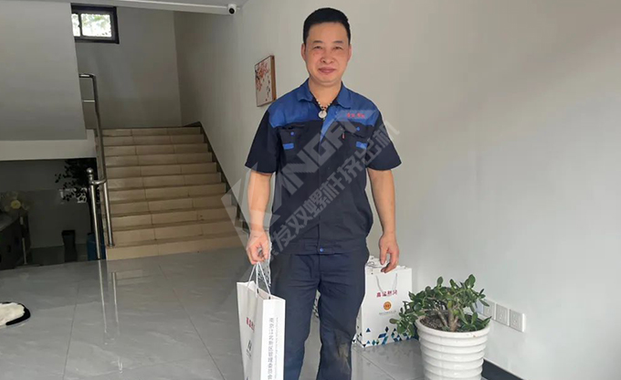南京江北新區(qū)總工會深入康發(fā)雙螺桿擠出機(jī)一線開展“來高溫慰問”慰問活動(dòng)!