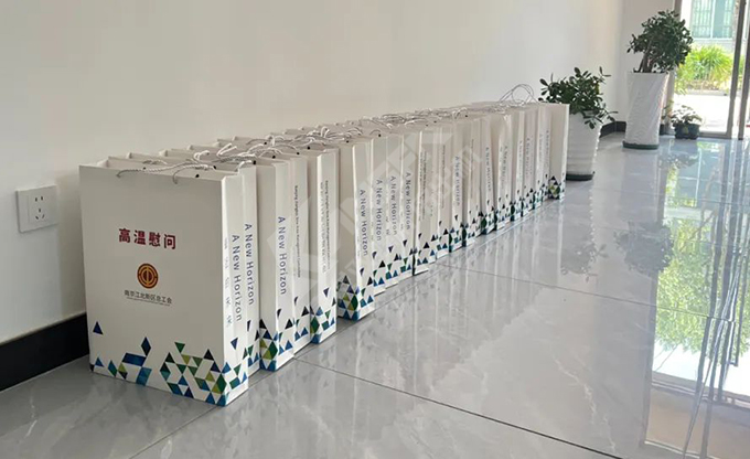 南京江北新區(qū)總工會深入康發(fā)雙螺桿擠出機(jī)一線開展“來高溫慰問”慰問活動(dòng)!