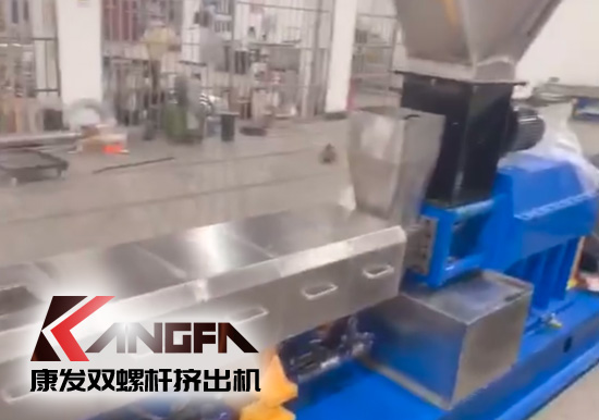 “中國制造”尋求挖掘更大的非洲需求！JSH-65型雙螺桿擠出機(jī)設(shè)備出口設(shè)備帶料試機(jī)，坐標(biāo)非洲！