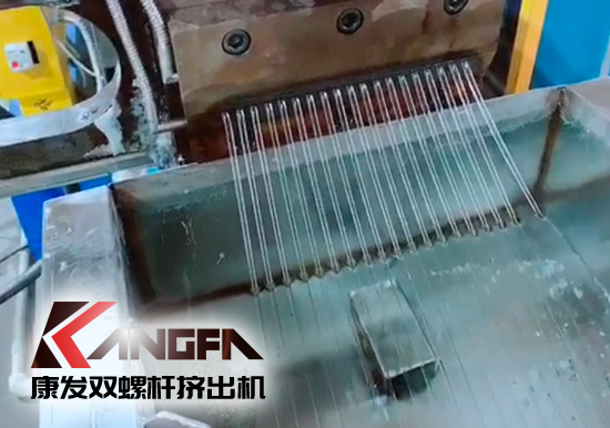 康發(fā)雙螺桿擠出機(jī)熔噴料生產(chǎn)線交付,每天可以為市場(chǎng)提供800萬(wàn)只口罩的原料。生產(chǎn)線出料均勻,不斷條!料子表面光滑,顆粒大小均勻!口罩布(熔噴布)熔脂可達(dá)1400-1600!