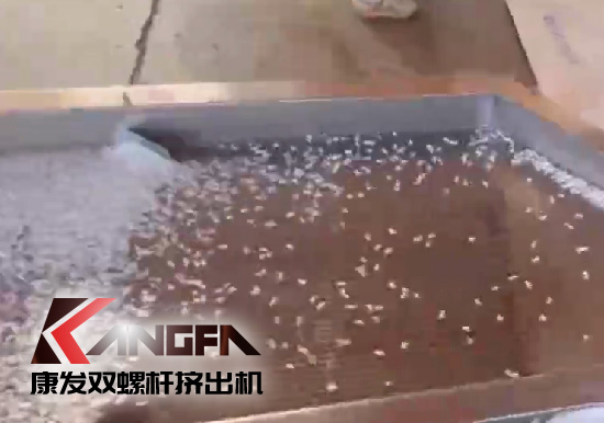 雙螺桿擠出機(jī)制造！追求品質(zhì)，精益求精！康發(fā)雙螺桿帶料試機(jī)