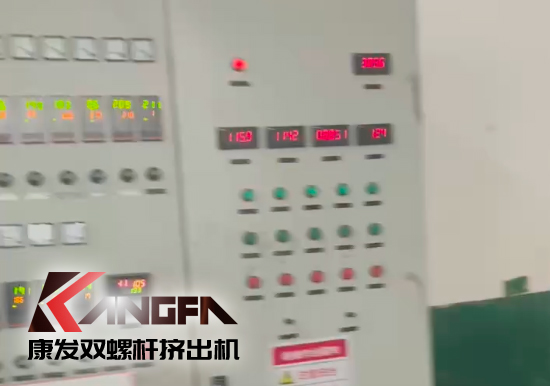 水下切粒雙螺桿擠出機(jī)機(jī)組安裝調(diào)試生產(chǎn)！深耕于雙螺桿擠出機(jī)行業(yè)！相信我們！您會(huì)獲取更大的利益?。。? /></p><p>水下切粒<strong>雙螺桿擠出機(jī)</strong>組安裝調(diào)試生產(chǎn)！</p><p align=